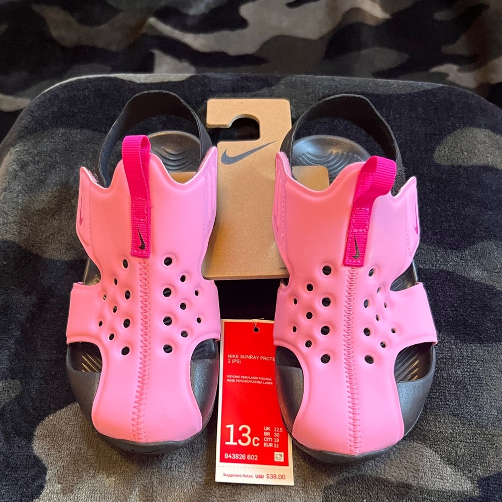 Nike Sandals deliver total toe coverage that's perfect for outdoor play.